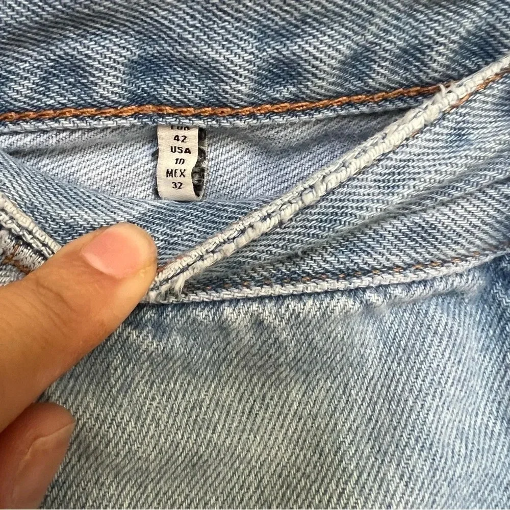 Zara Médium Rise Distressed‎ Jeans Light Wash Size 10